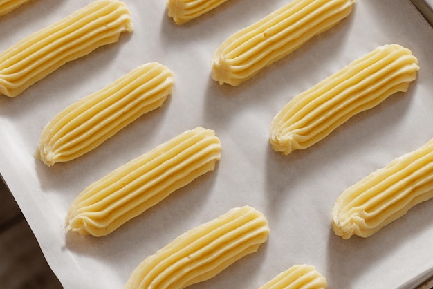 Foto concetto di eclairs appena sfornati per prodotti da forno o pasticceria