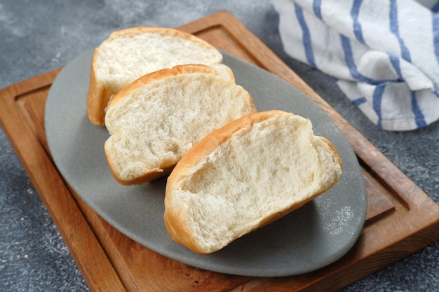 Pane appena sfornato al latte hokkaido fatto in casa - pane giapponese morbido e soffice.