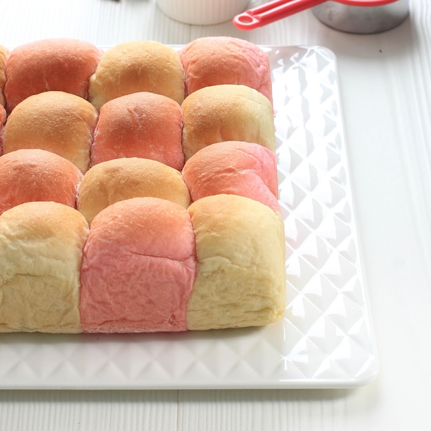 Photo fresh baked japanese soft and fluffy bun bread, popular as hokaido milk bread  with pastel colours