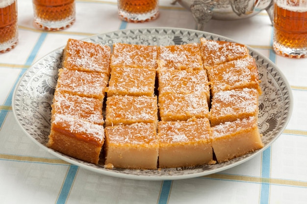 Foto torta allo yogurt marocchino appena sfornata tagliata a pezzi e tè per i visitatori