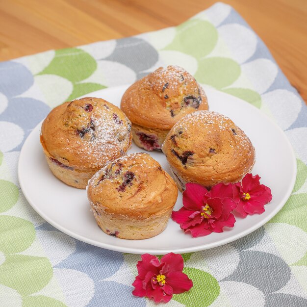 Muffin o cupcakes appena sfornati spolverati di zucchero sul piatto