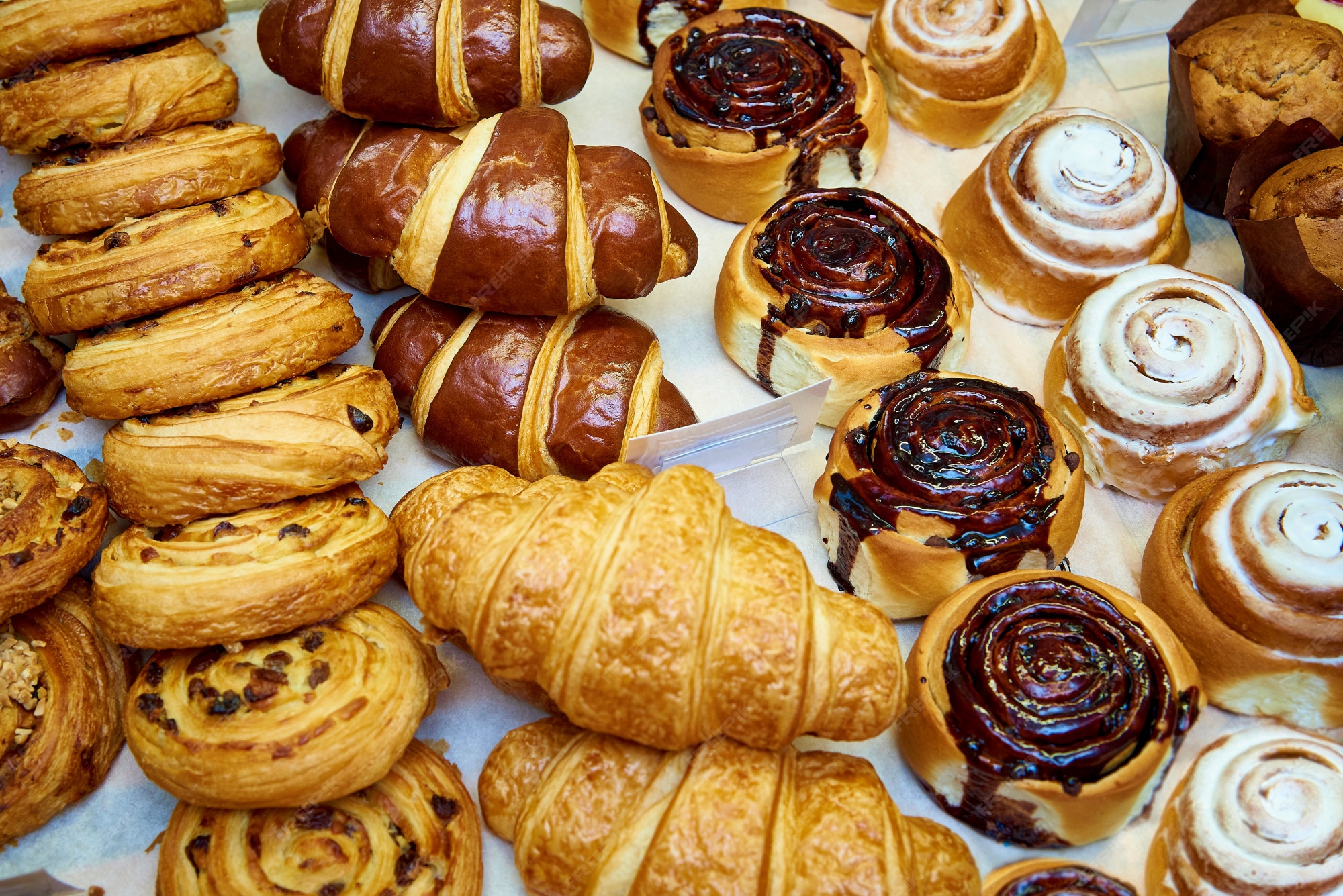 Premium Photo Fresh baked pastries closeup on a bakery showcase.