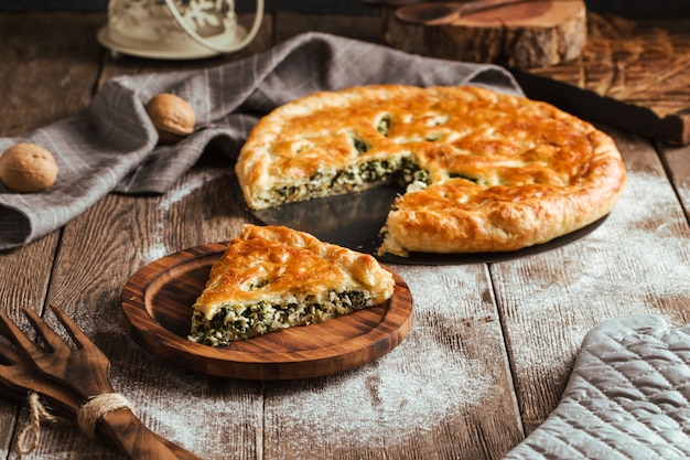 Torta al forno fresca con ripieno di spinaci e formaggio