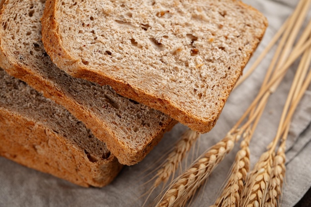 Pagnotta di pane di segale affettata fresca al forno