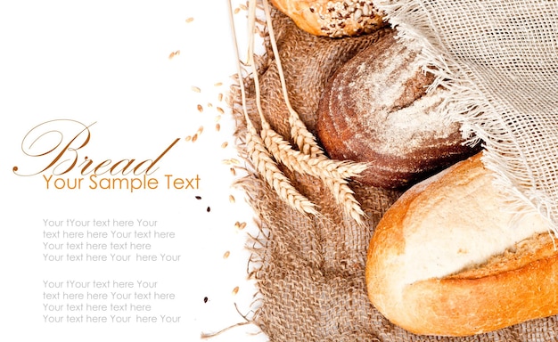 Свежий испеченный традиционный хлеб и пшеница