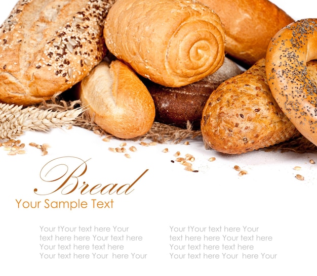 焼きたての伝統的なパンと小麦