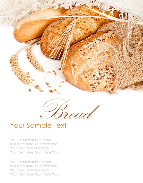 焼きたての伝統的なパンと小麦