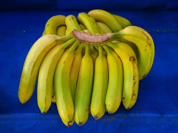 Photo fresh bananas at the market