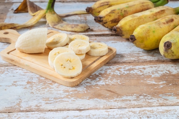 Banane fresche su uno sfondo di legno