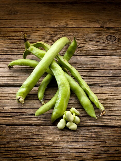 Photo fresh beans broad over wood background