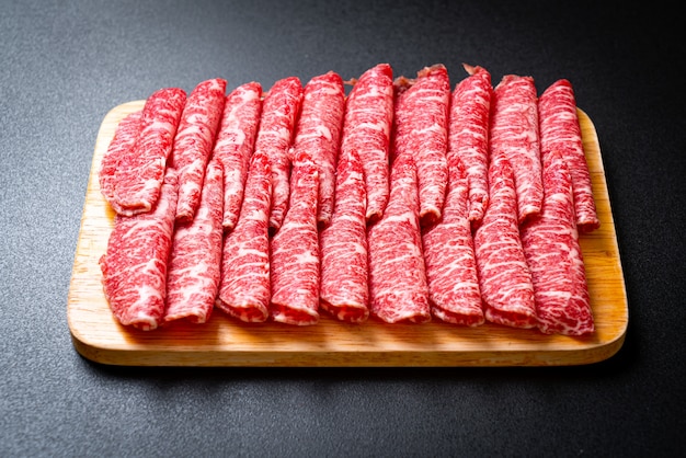 霜降りのテクスチャーでスライスした新鮮な牛肉