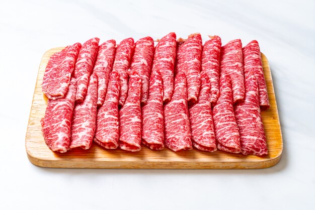 霜降りのテクスチャーでスライスした新鮮な牛肉