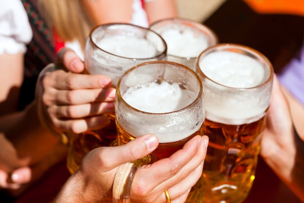 Birra fresca in un giardino della birra