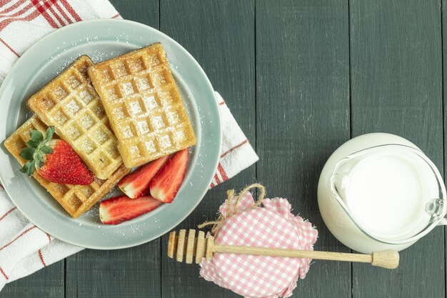 과일을 곁들인 신선한 벨기에 와플 상위 뷰 맛있는 아침 식사