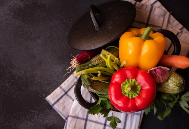 調理の準備ができた新鮮なピーマンやその他の野菜