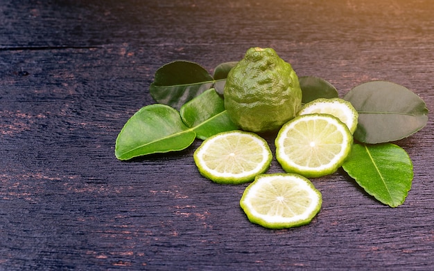 신선한 bergamot 과일과 나무 테이블 배경에 녹색 잎. 빈 복사본 공간