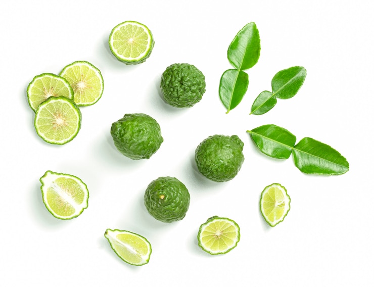 Photo 신선한 bergamot 과일 잎이 흰색 절연 반으로 잘라