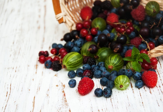 Photo fresh berries with basket