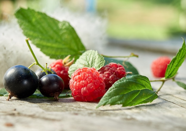 Photo fresh berries on wooden