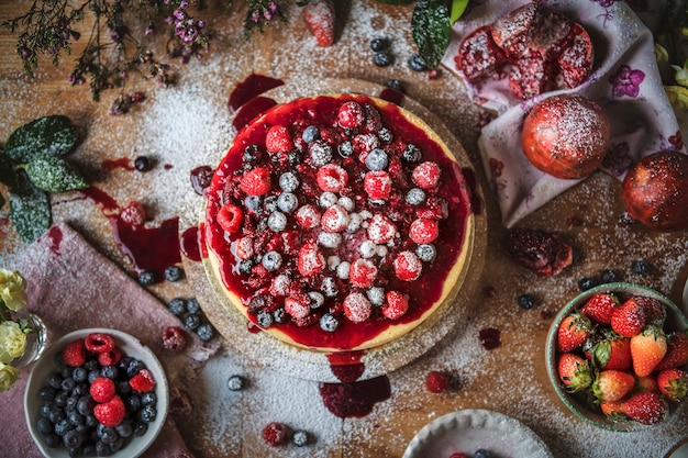 Idea di ricetta per la fotografia di cibo di cheesecake ai frutti di bosco freschi