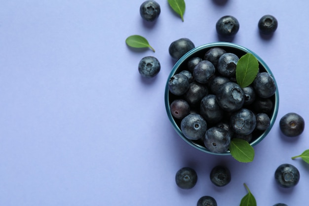 Concetto di bacche fresche con mirtillo su viola