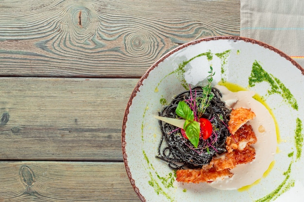 ルッコラとトマトのハーブの鶏肉と新鮮な黒タリオリーニパスタ