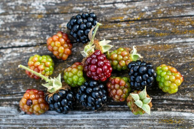 Photo fresh blackberries on rustic wooden background