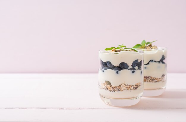 Photo fresh blueberries and yogurt with granola