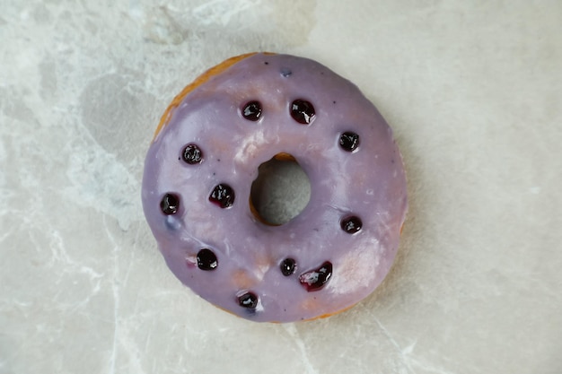 Foto fresh blueberry donut isolato su sfondo grigio vista dall'alto di cibo da colazione al forno