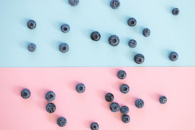 Photo fresh blueberry on pink blue background