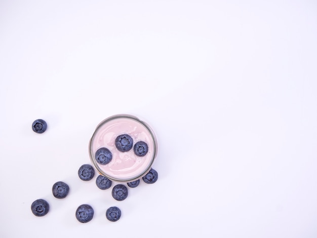 Photo fresh blueberry yogurt glass on a white background