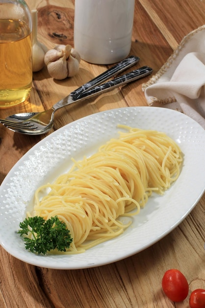 Spaghetti bolliti freschi dei capelli di angelo sul piatto bianco
