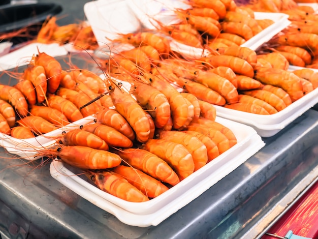 신선한 삶은 새우 찜, 신선한 맛있는 새우, 태국 길거리 음식