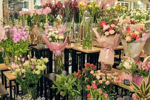 Свежий букет из красочных смешанных цветов. Европейская концепция цветочного магазина. Доставка цветов