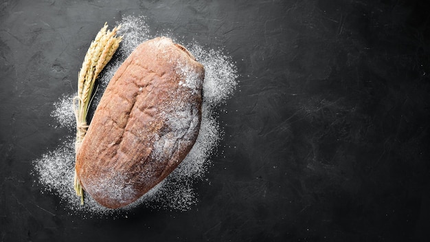 Pane fresco di farina scura vista dall'alto spazio libero per il testo