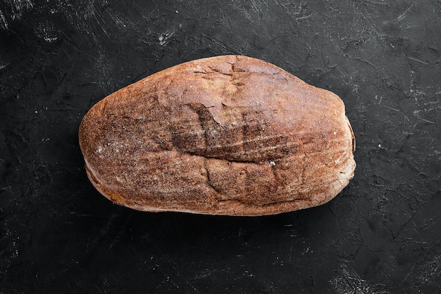 Pane fresco di farina scura vista dall'alto spazio libero per il testo