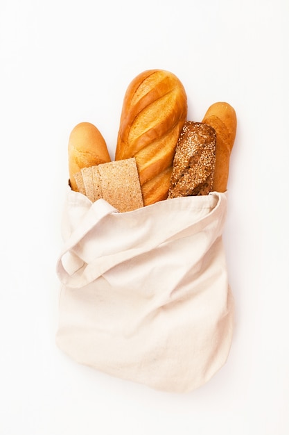 Pane fresco in un sacchetto di eco