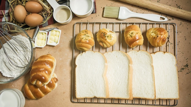 Pane fresco e ingredienti sul tavolo in legno con spazio. vista dall'alto