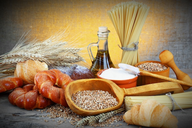 Photo fresh bread on an old background with kitchen accessories on the table