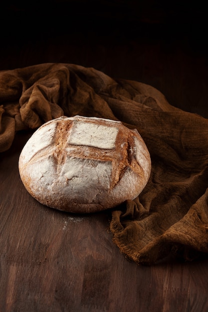 Свежий хлеб в деревенском стиле