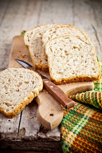  fresh bread slices 