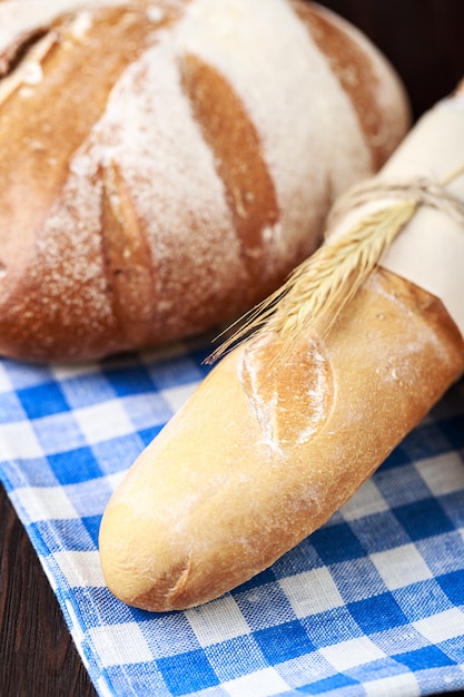 Pane fresco sul tavolo. pane fatto in casa