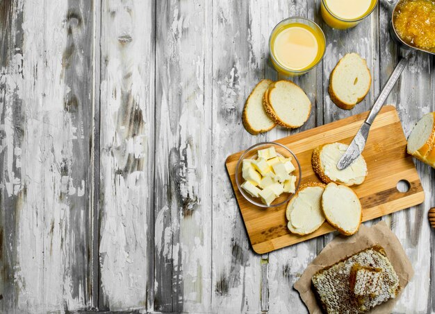 Photo fresh bread with butter and orange juice