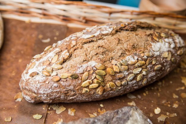 Foto pane fresco con cereali e semi. panetteria fresca.