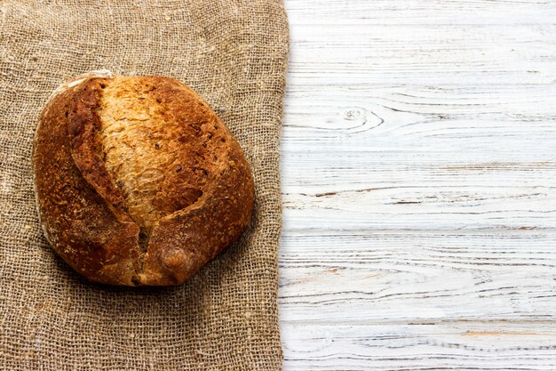 Pane fresco sul tavolo di legno. vista dall'alto con spazio per il testo