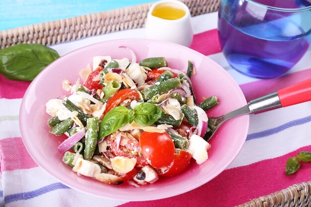 Foto colazione fresca composta da insalata di verdure servita in tavola