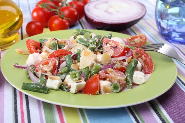 Foto colazione fresca costituita da insalata di verdure servita in tavola