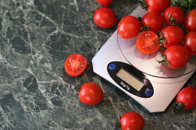 Pomodori freschi luminosi e succosi sul tavolo della cucina