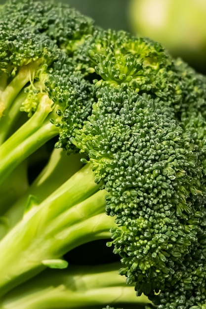 Foto broccoli freschi al mercato degli agricoltori.