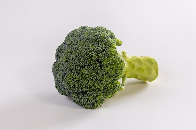 Photo fresh broccoli isolated on white background